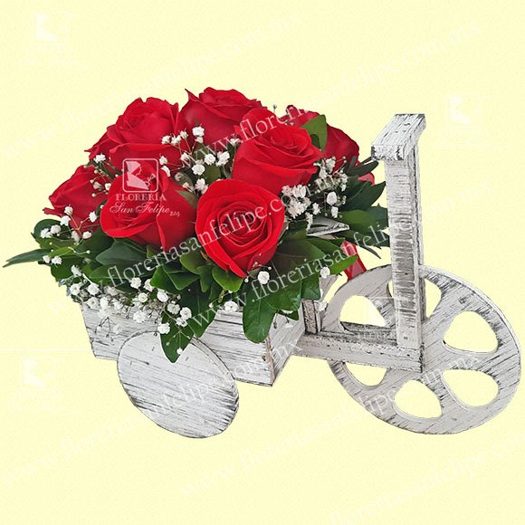 Triciclo de Madera con 10 Rosas